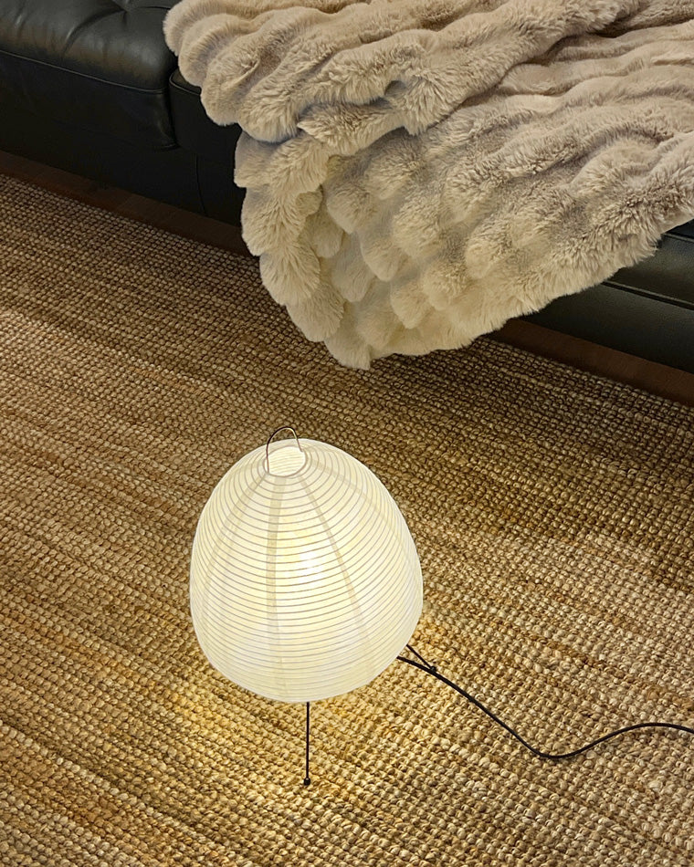Lampe lanterne japonaise style Japandi.  Papier de riz et métal. Décoration intérieure zen.