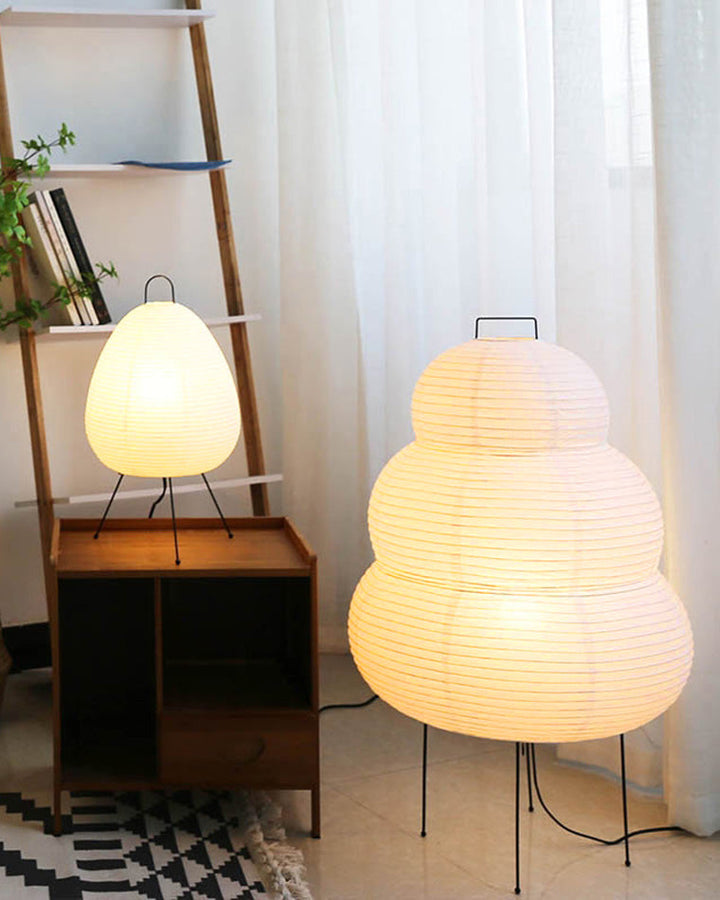 Lampe lanterne japonaise style Japandi.  Papier de riz et métal. Décoration intérieure zen.