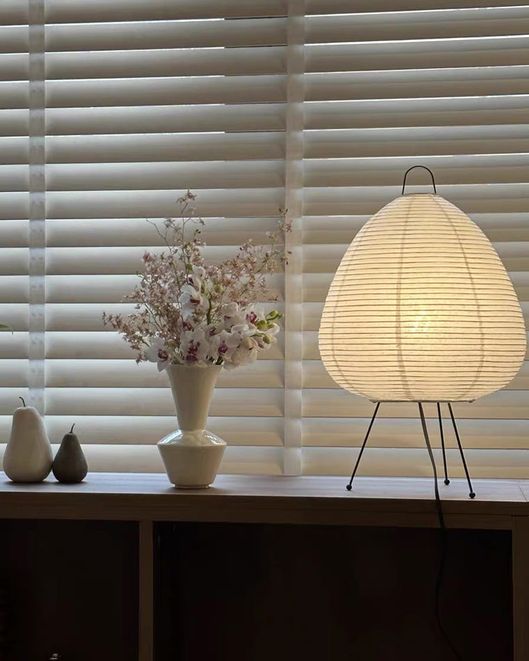 Lampe lanterne japonaise style Japandi.  Papier de riz et métal. Décoration intérieure zen.