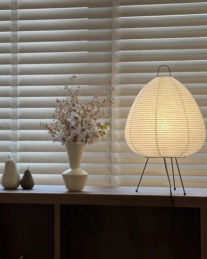 Lampe lanterne japonaise style Japandi.  Papier de riz et métal. Décoration intérieure zen.