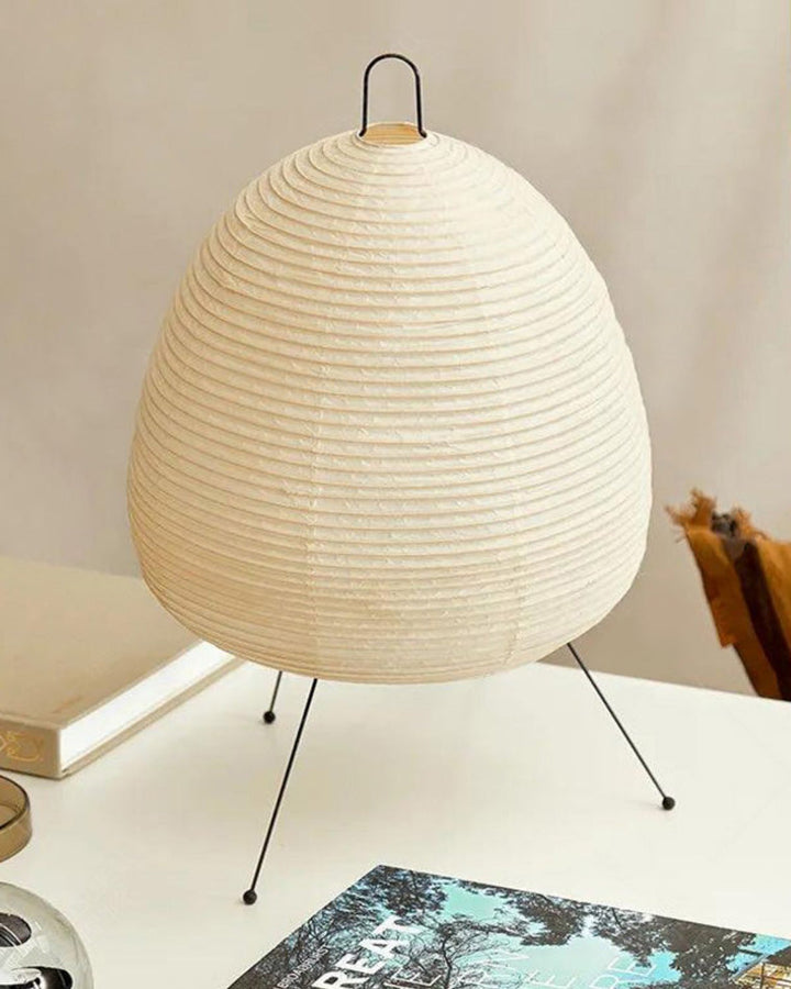 Lampe lanterne japonaise style Japandi.  Papier de riz et métal. Décoration intérieure zen.