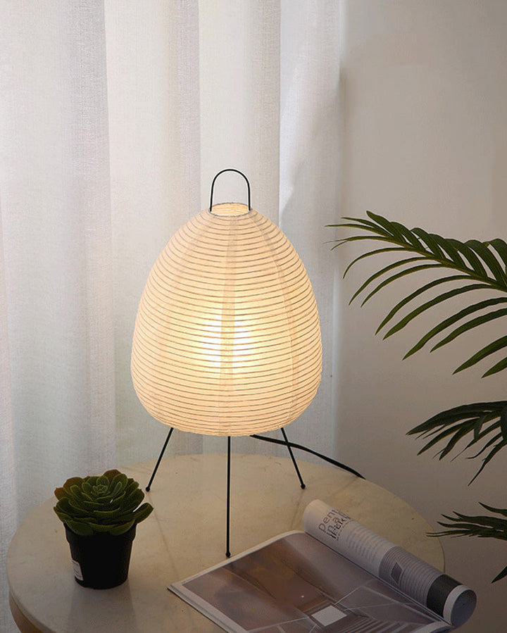 Lampe lanterne japonaise style Japandi.  Papier de riz et métal. Décoration intérieure zen.