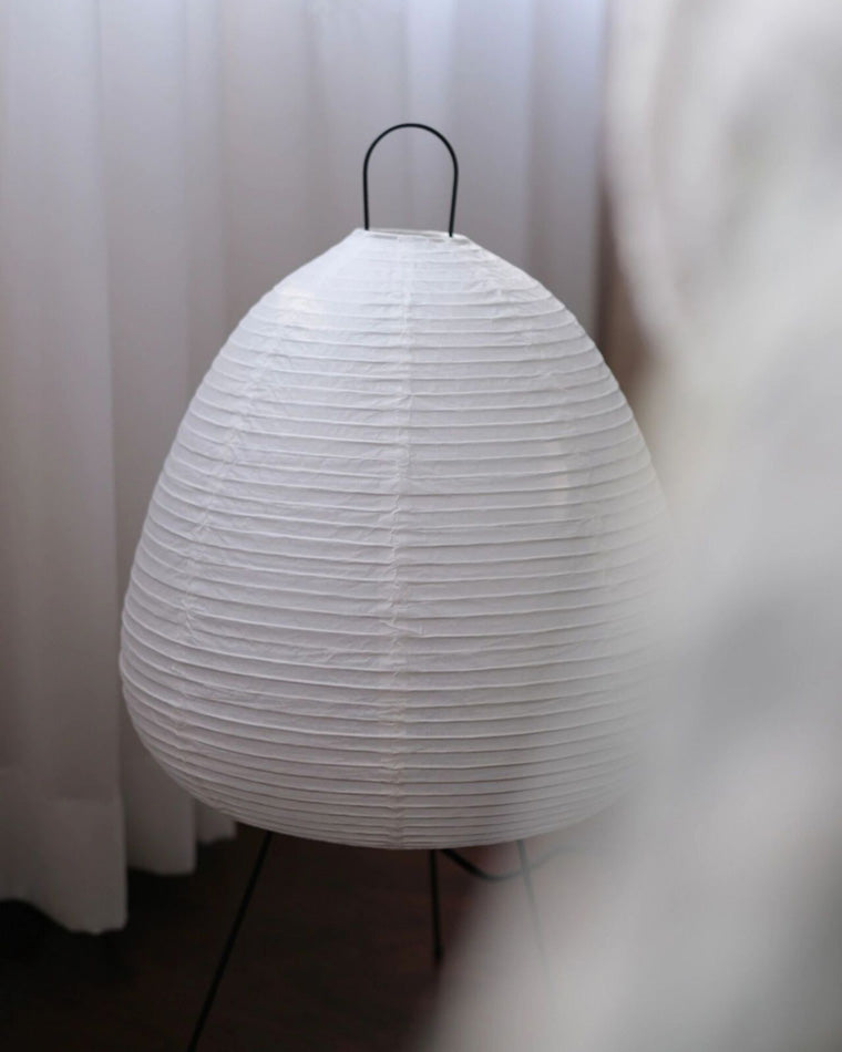 Lampe lanterne japonaise style Japandi.  Papier de riz et métal. Décoration intérieure zen.