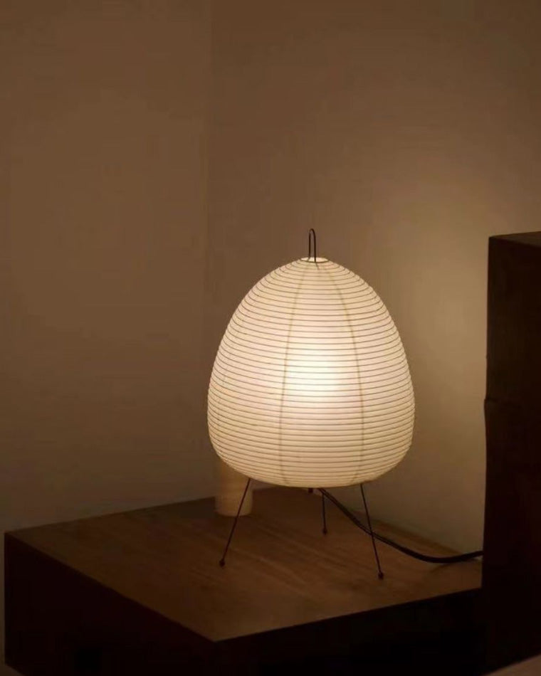 Lampe lanterne japonaise style Japandi.  Papier de riz et métal. Décoration intérieure zen.