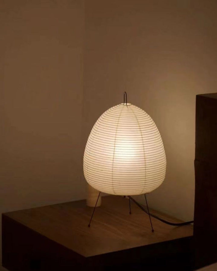 Lampe lanterne japonaise style Japandi.  Papier de riz et métal. Décoration intérieure zen.