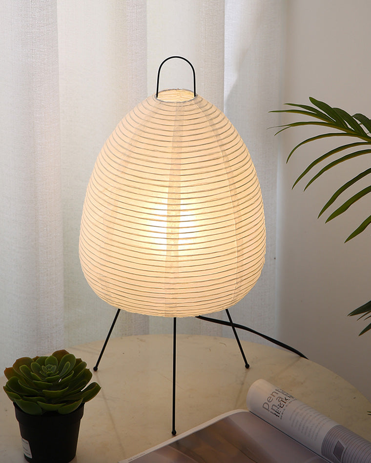 Lampe lanterne japonaise style Japandi.  Papier de riz et métal. Décoration intérieure zen.