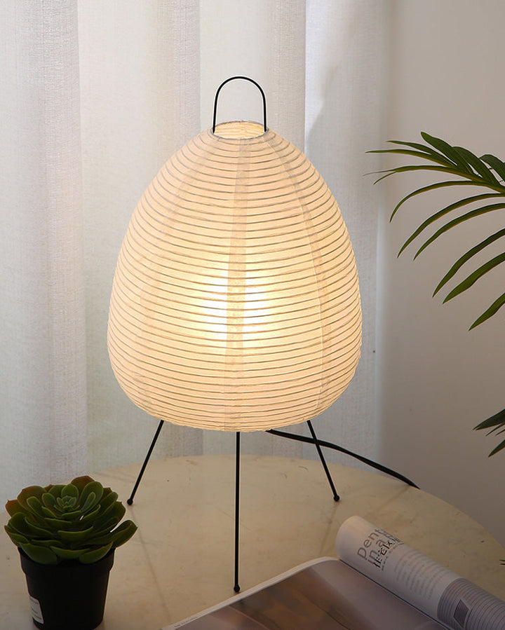 Lampe lanterne japonaise style Japandi.  Papier de riz et métal. Décoration intérieure zen.