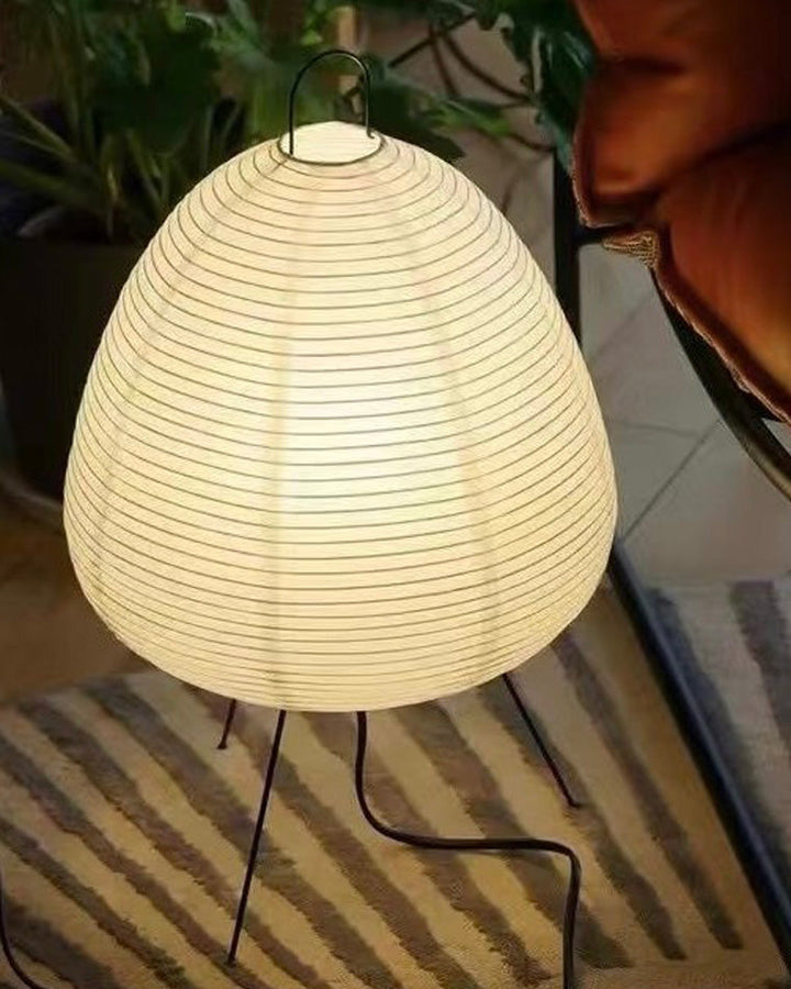 Lampe lanterne japonaise style Japandi.  Papier de riz et métal. Décoration intérieure zen.