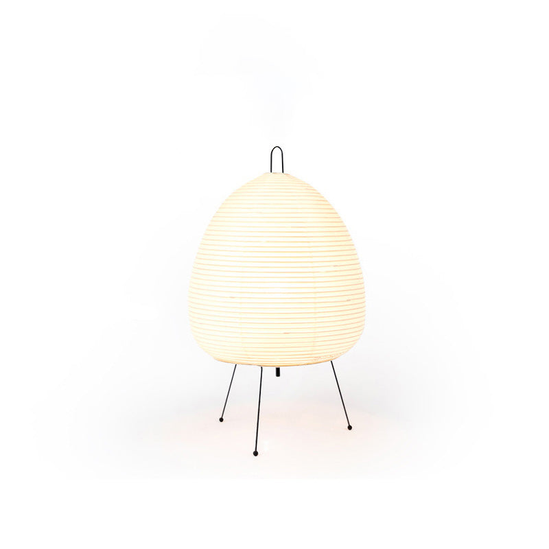 Lampe lanterne japonaise style Japandi.  Papier de riz et métal. Décoration intérieure zen.