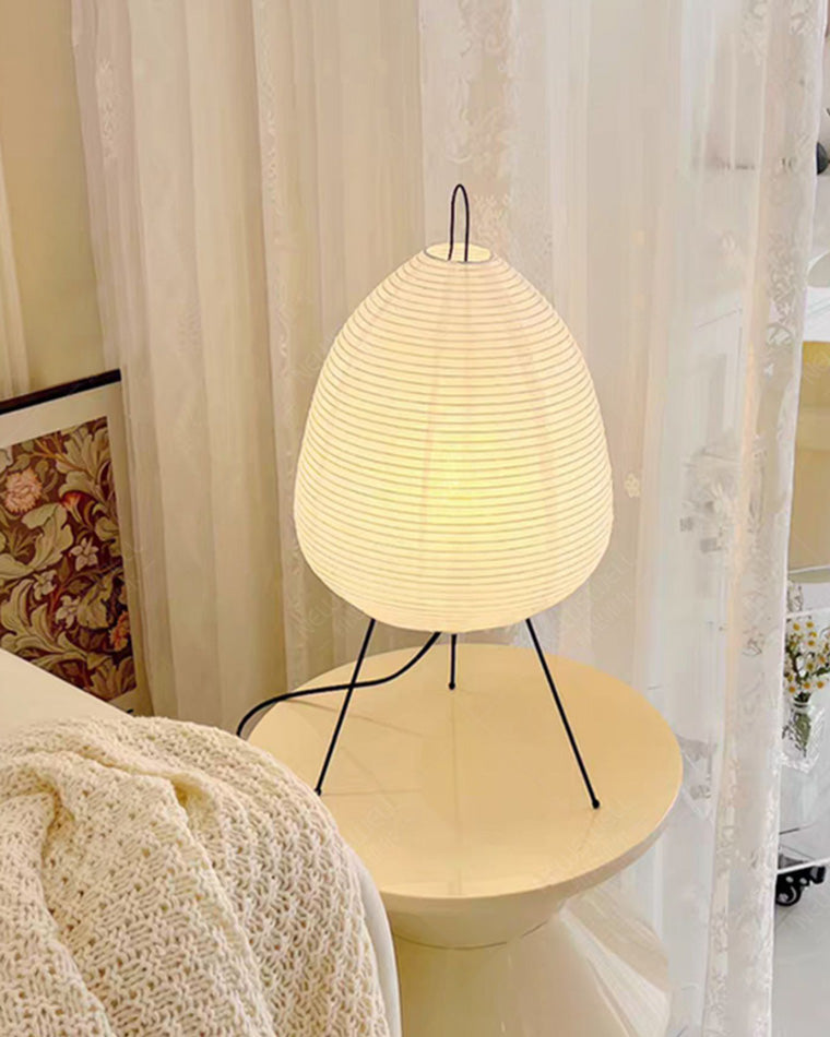 Lampe lanterne japonaise style Japandi.  Papier de riz et métal. Décoration intérieure zen.