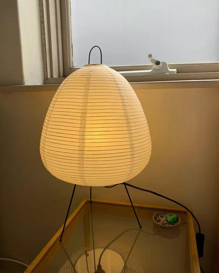 Lampe lanterne japonaise style Japandi.  Papier de riz et métal. Décoration intérieure zen.