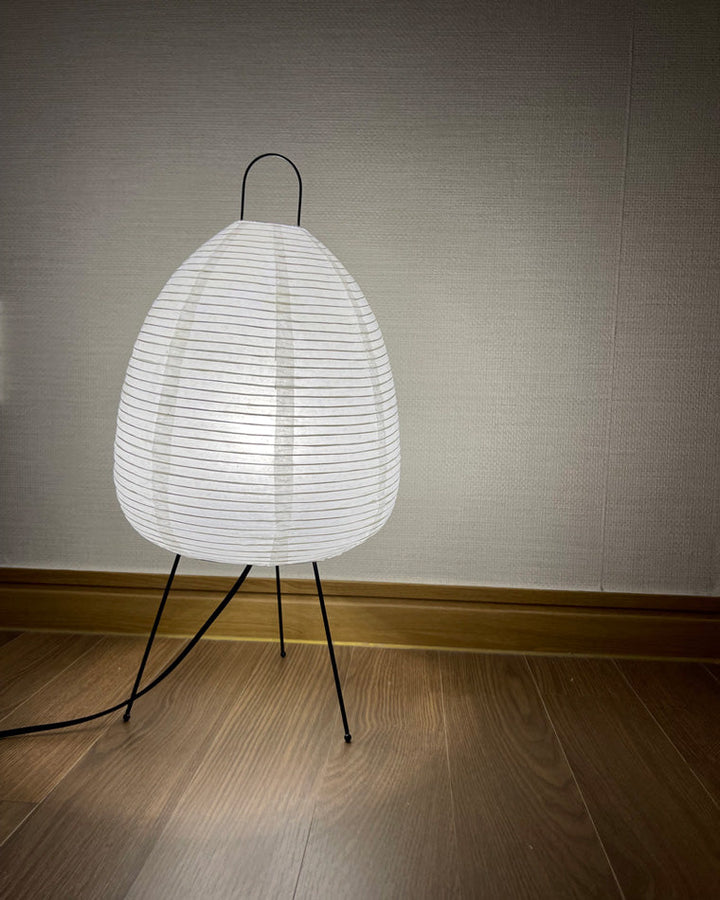 Lampe lanterne japonaise style Japandi.  Papier de riz et métal. Décoration intérieure zen.