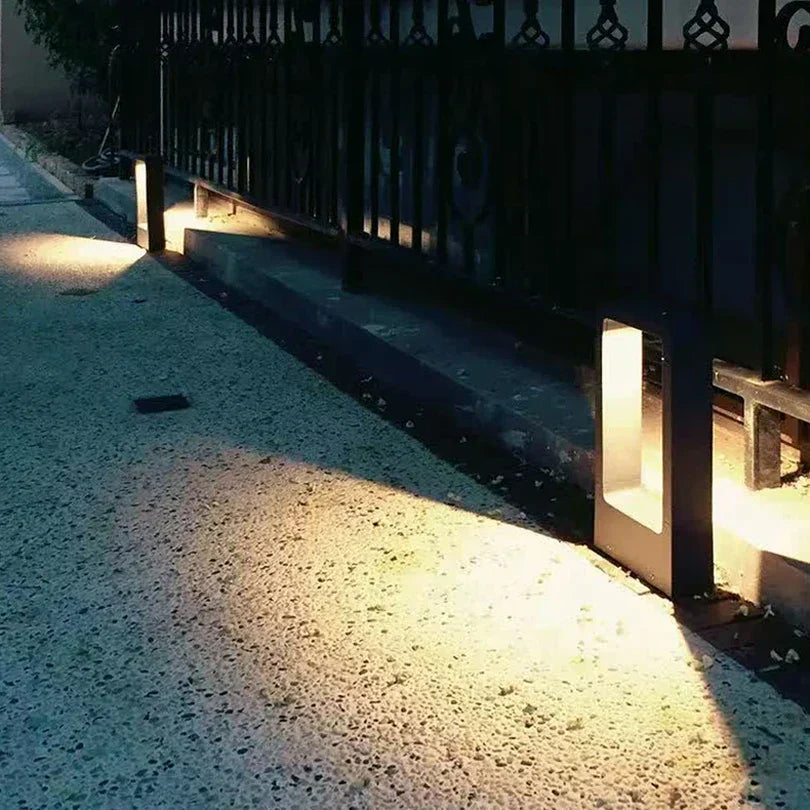Lampe LED extérieure design moderne. Éclairage jardin, allée ou massif.  15W, robuste et résistant aux intempéries.