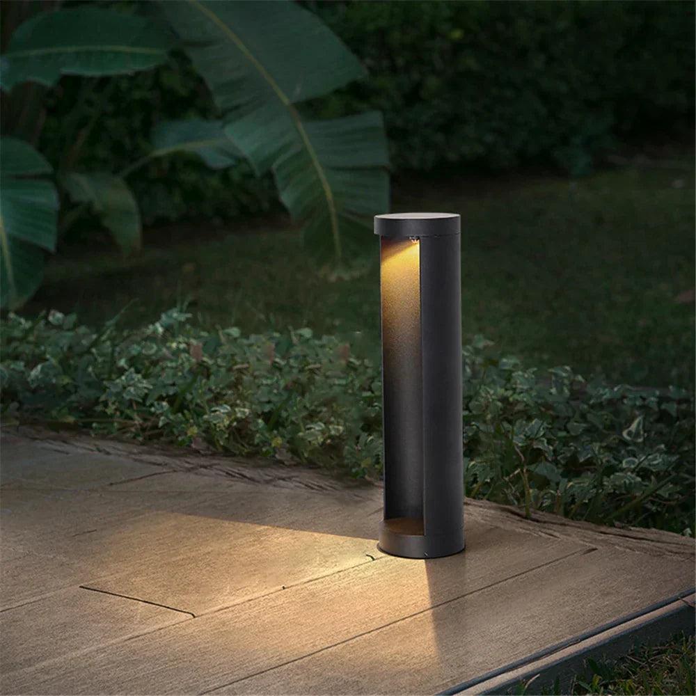 Lampe LED extérieure étanche IP65. Design élégant, éclairage jardin, résistant aux intempéries.