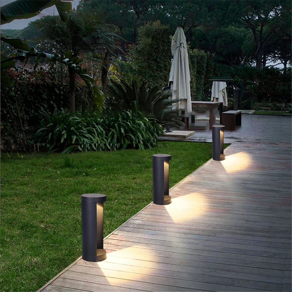 Lampe LED extérieure étanche IP65. Design élégant, éclairage jardin, résistant aux intempéries.