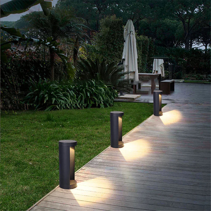 Lampe LED extérieure étanche IP65. Design élégant, éclairage jardin, résistant aux intempéries.