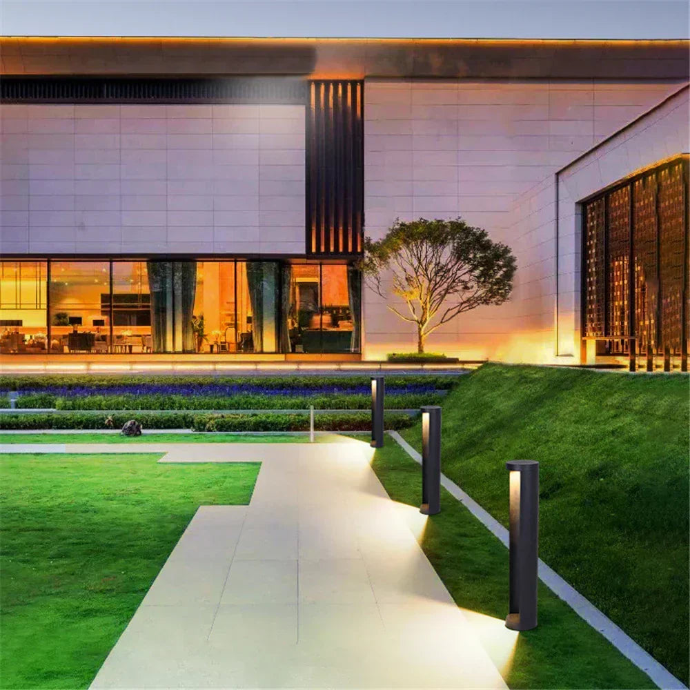 Lampe LED extérieure étanche IP65. Design élégant, éclairage jardin, résistant aux intempéries.