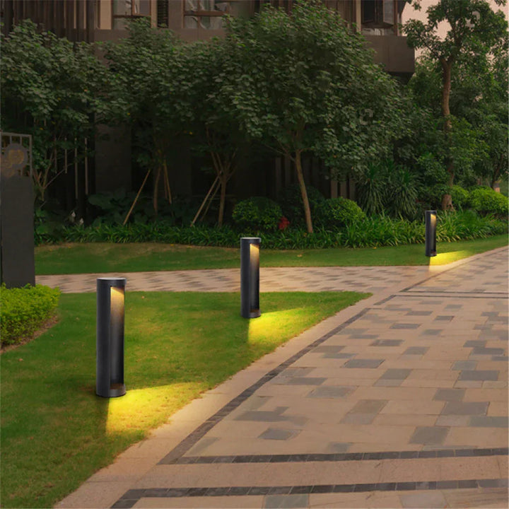 Lampe LED extérieure étanche IP65. Design élégant, éclairage jardin, résistant aux intempéries.