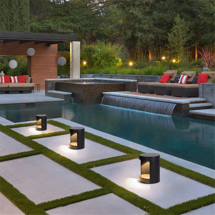 Lampe LED extérieure étanche IP65. Design élégant, éclairage jardin, résistant aux intempéries.