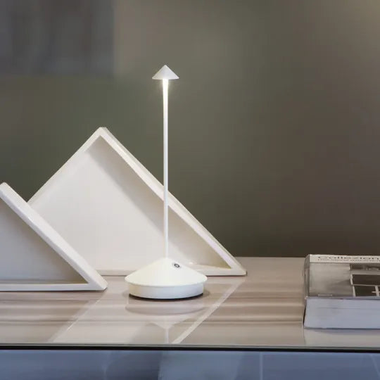 Lampe LED minimaliste, étanche et dimmable. Design moderne, blanc. Idéale intérieur/extérieur.
