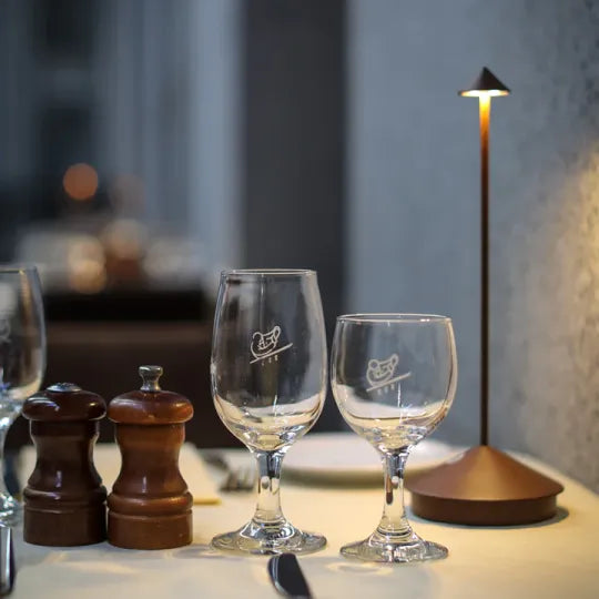 Lampe LED minimaliste, étanche et dimmable. Design moderne, blanc. Idéale intérieur/extérieur.