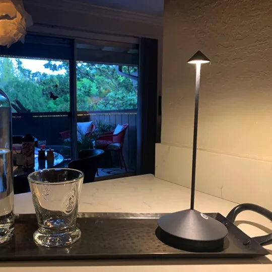 Lampe LED minimaliste, étanche et dimmable. Design moderne, blanc. Idéale intérieur/extérieur.