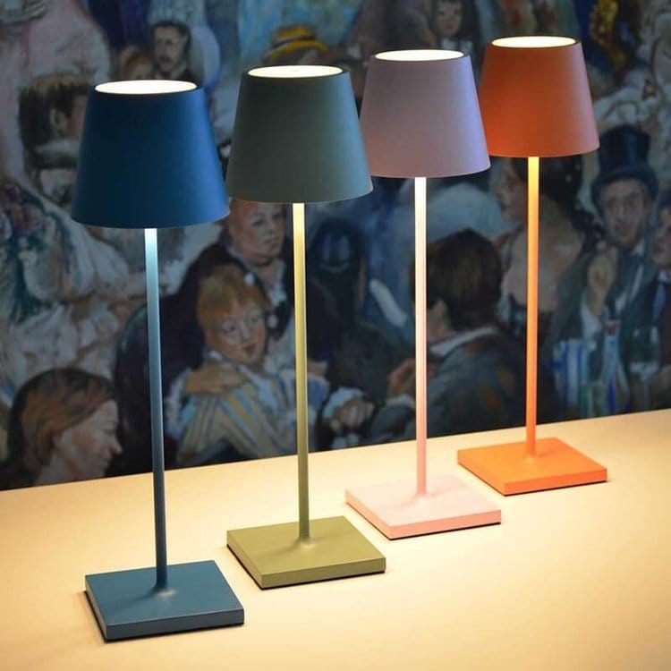 "Lampe LED sans fil Alexa, design moderne et élégant, étanche, couleur argent, éclairage doux et modulable, 38 cm de haut."