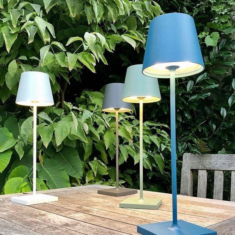 "Lampe LED sans fil Alexa, design moderne et élégant, étanche, couleur argent, éclairage doux et modulable, 38 cm de haut."