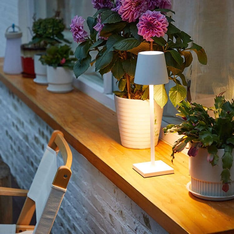 "Lampe LED sans fil Alexa, design moderne et élégant, étanche, couleur argent, éclairage doux et modulable, 38 cm de haut."