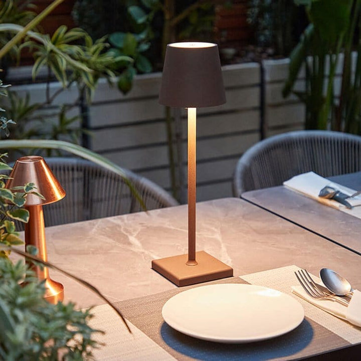 "Lampe LED sans fil Alexa, design moderne et élégant, étanche, couleur argent, éclairage doux et modulable, 38 cm de haut."