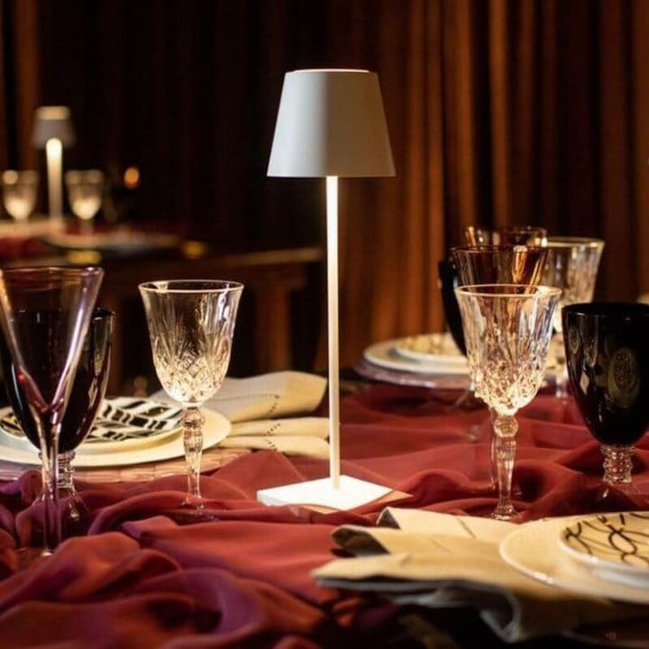 "Lampe LED sans fil Alexa, design moderne et élégant, étanche, couleur argent, éclairage doux et modulable, 38 cm de haut."