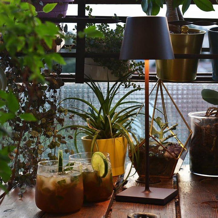 "Lampe LED sans fil Alexa, design moderne et élégant, étanche, couleur argent, éclairage doux et modulable, 38 cm de haut."