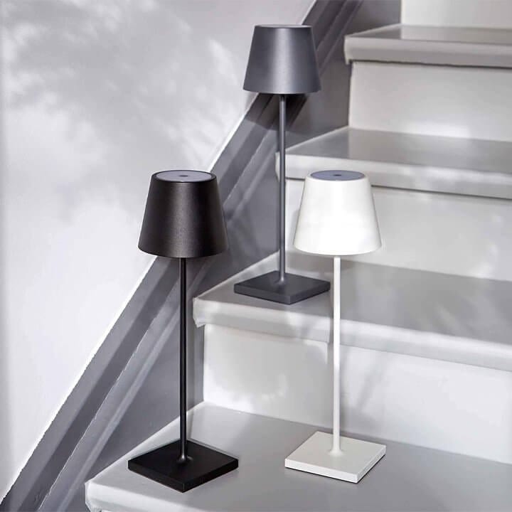 "Lampe LED sans fil Alexa, design moderne et élégant, étanche, couleur argent, éclairage doux et modulable, 38 cm de haut."