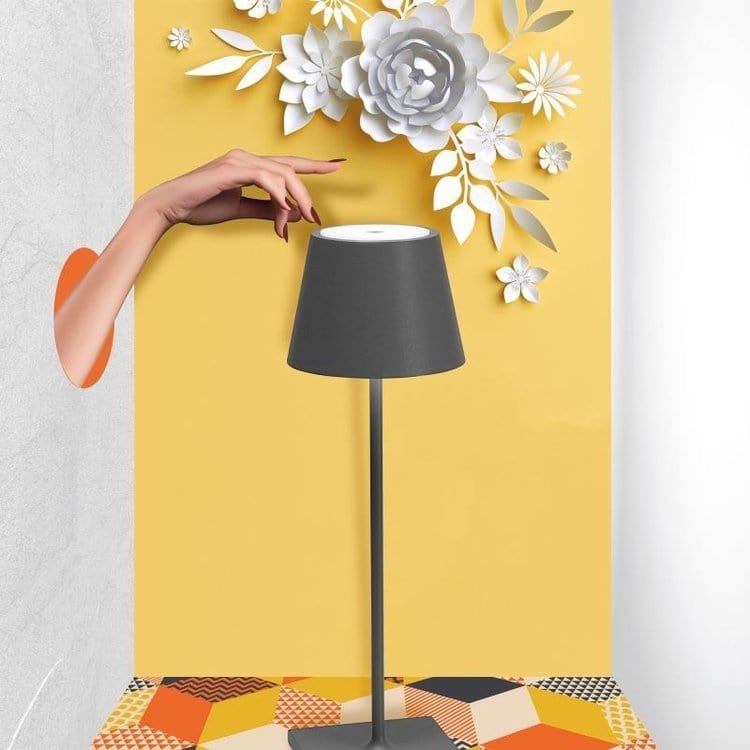 "Lampe LED sans fil Alexa, design moderne et élégant, étanche, couleur argent, éclairage doux et modulable, 38 cm de haut."