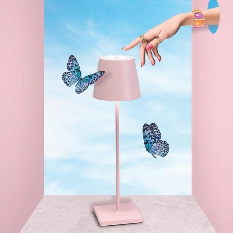 "Lampe LED sans fil Alexa, design moderne et élégant, étanche, couleur argent, éclairage doux et modulable, 38 cm de haut."