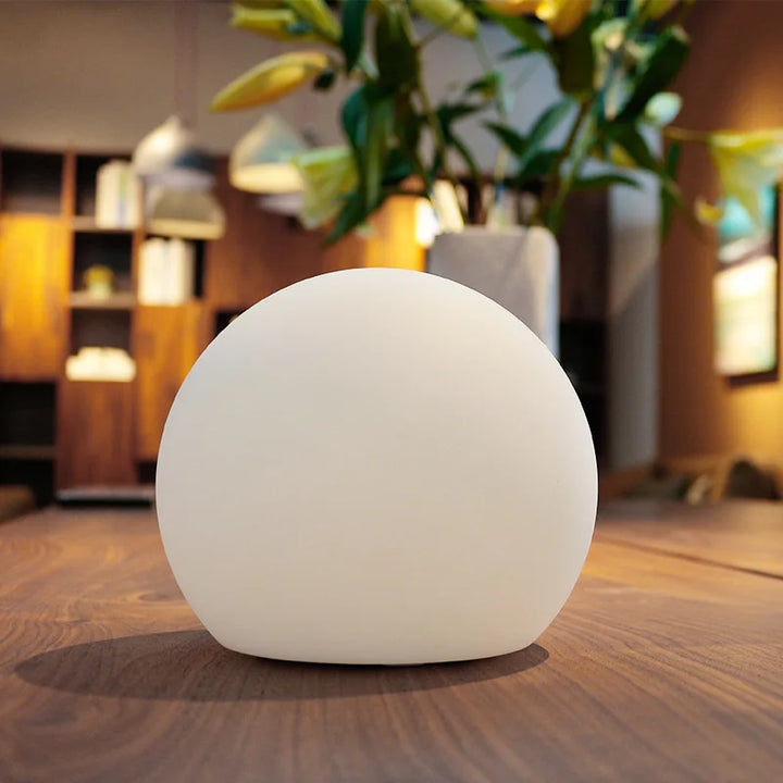 "Lampe LED sphérique multicolore sans fil avec télécommande, idéale pour créer une ambiance élégante et moderne."