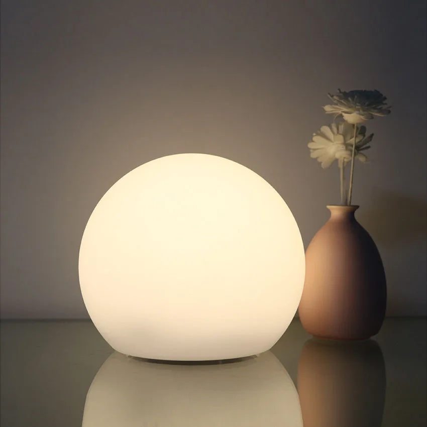"Lampe LED sphérique multicolore sans fil avec télécommande, idéale pour créer une ambiance élégante et moderne."