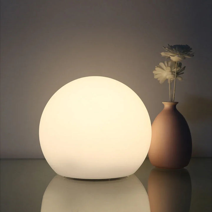 "Lampe LED sphérique multicolore sans fil avec télécommande, idéale pour créer une ambiance élégante et moderne."