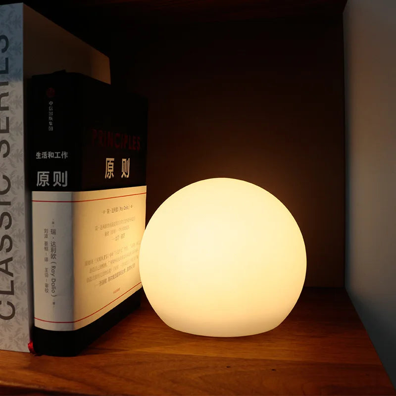 "Lampe LED sphérique multicolore sans fil avec télécommande, idéale pour créer une ambiance élégante et moderne."