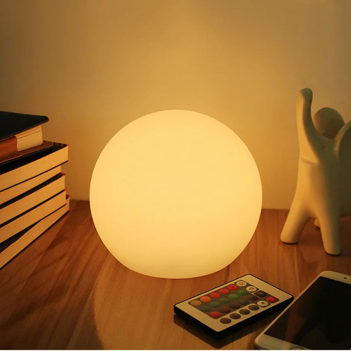 "Lampe LED sphérique multicolore sans fil avec télécommande, idéale pour créer une ambiance élégante et moderne."