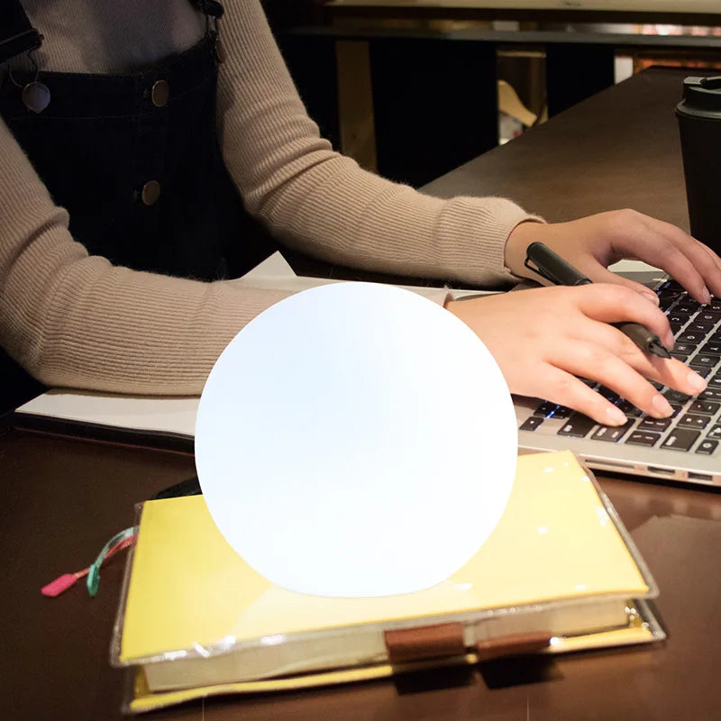 "Lampe LED sphérique multicolore sans fil avec télécommande, idéale pour créer une ambiance élégante et moderne."