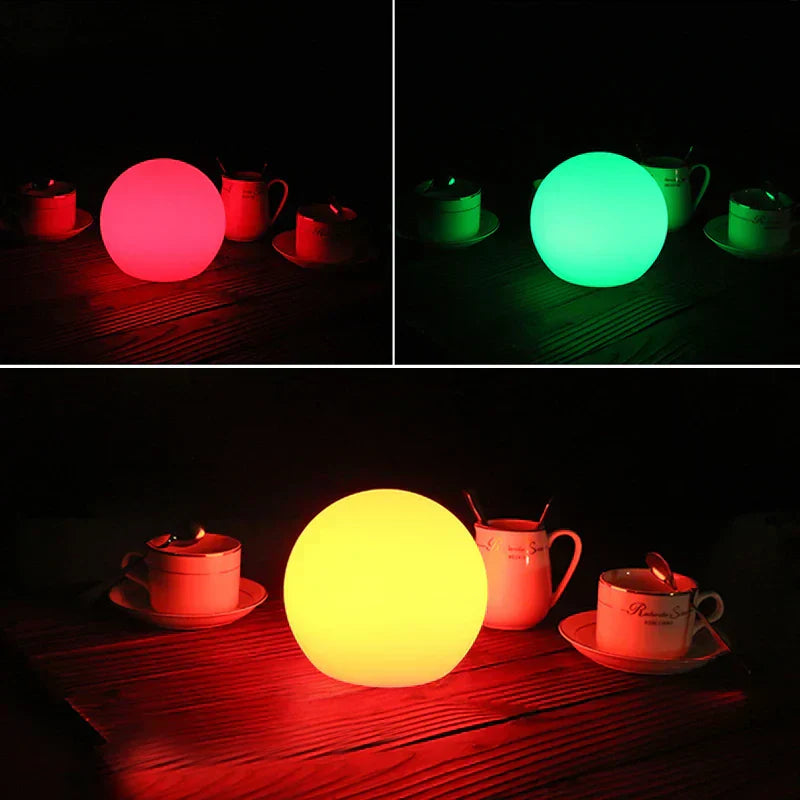 "Lampe LED sphérique multicolore sans fil avec télécommande, idéale pour créer une ambiance élégante et moderne."