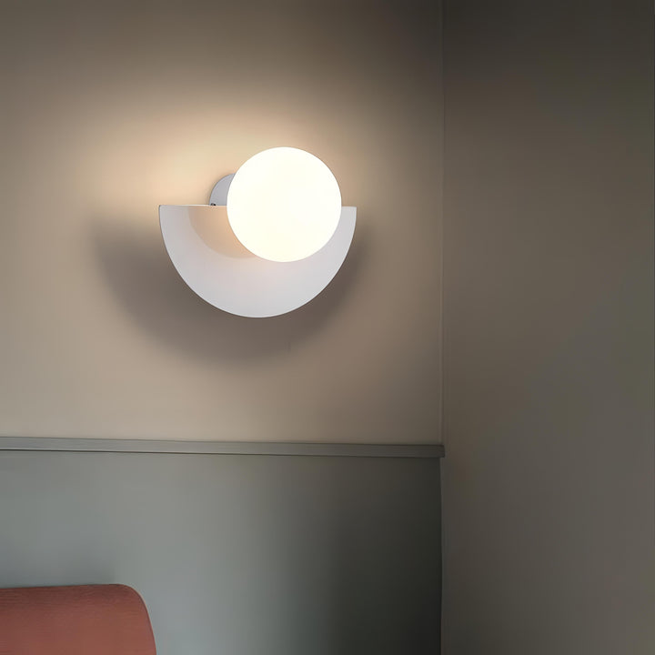 Lampe murale design nordique moderne. Demi-cercle élégant, lumière douce et tamisée.