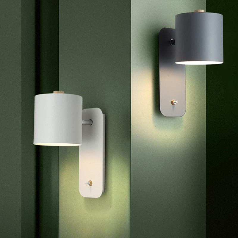 Lampe murale LED sans fil, détecteur mouvement, recharge USB. Design moderne, éclairage pratique.