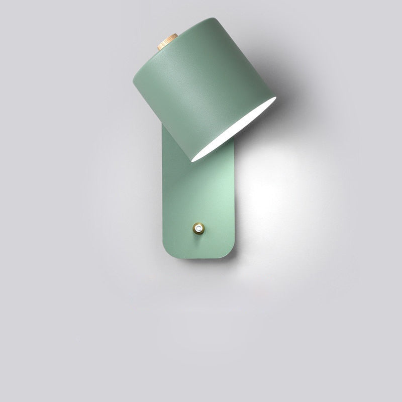 Lampe murale LED sans fil, détecteur mouvement, recharge USB. Design moderne, éclairage pratique.