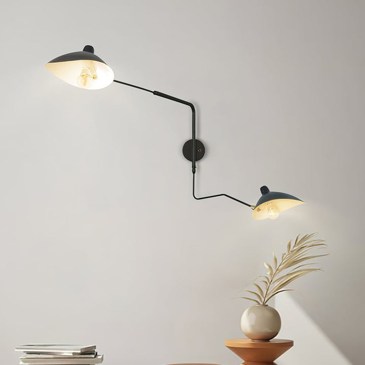 "Lampe murale moderne avec bras orientable, design organique années 50, finition métal noir, idéale pour intérieur épuré."