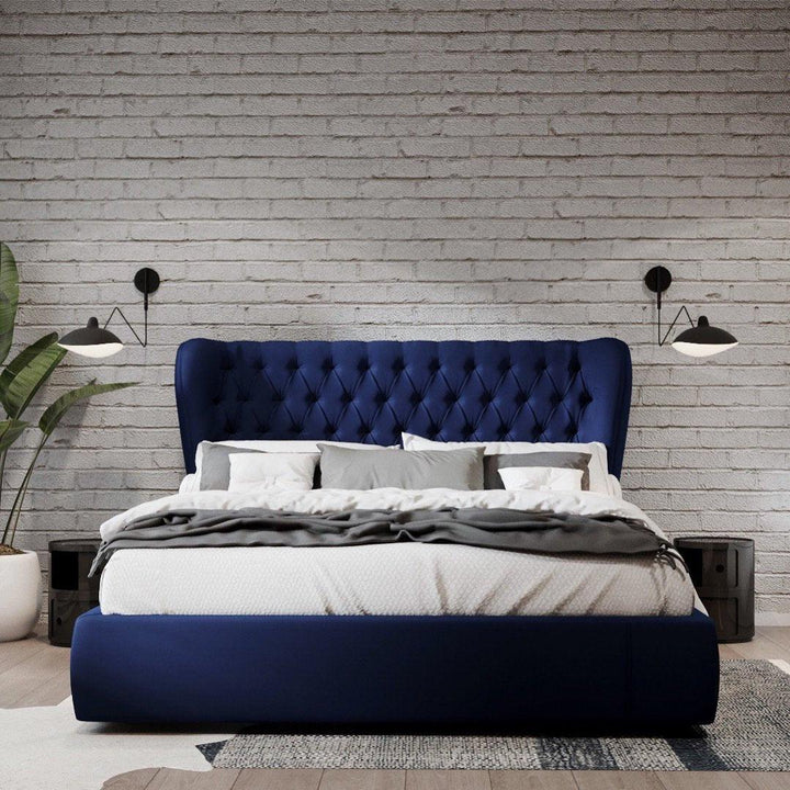 "Lampe murale moderne avec bras orientable, design organique années 50, finition métal noir, idéale pour intérieur épuré."
