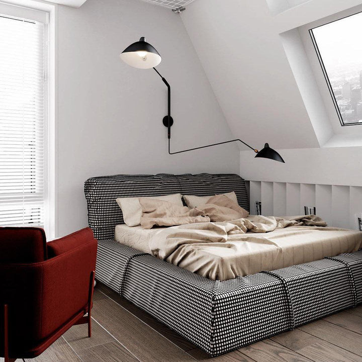 "Lampe murale moderne avec bras orientable, design organique années 50, finition métal noir, idéale pour intérieur épuré."