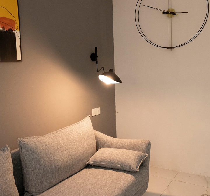 "Lampe murale moderne avec bras orientable, design organique années 50, finition métal noir, idéale pour intérieur épuré."
