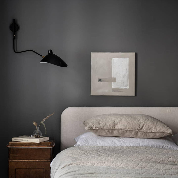 "Lampe murale moderne avec bras orientable, design organique années 50, finition métal noir, idéale pour intérieur épuré."